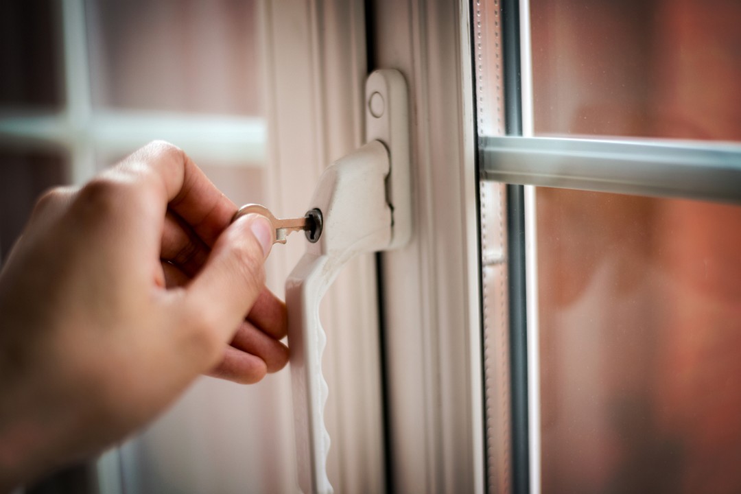 Quelles poignées de fenêtre choisir ? Protégez votre maison des  cambriolages - Budvar